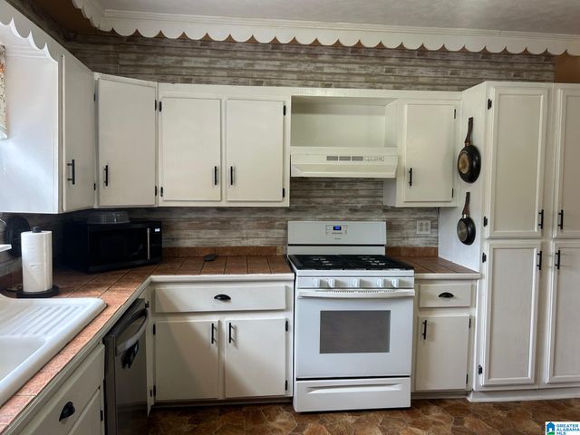 502 SAKS LANE, Weaver, AL 36277