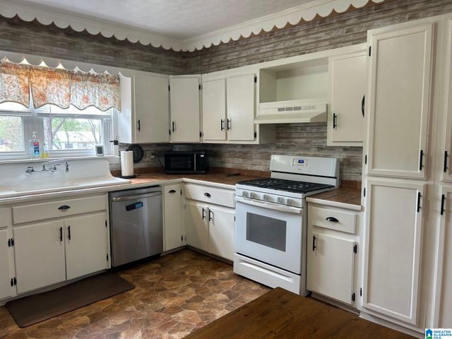 502 SAKS LANE, Weaver, AL 36277