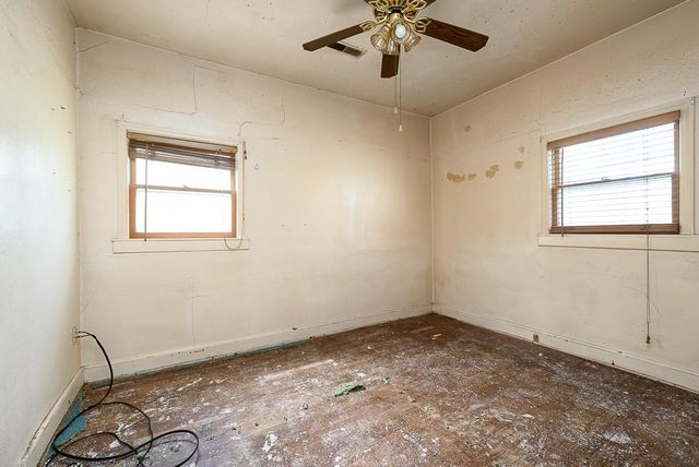 104 E 8th Street, Tonganoxie, KS 66086