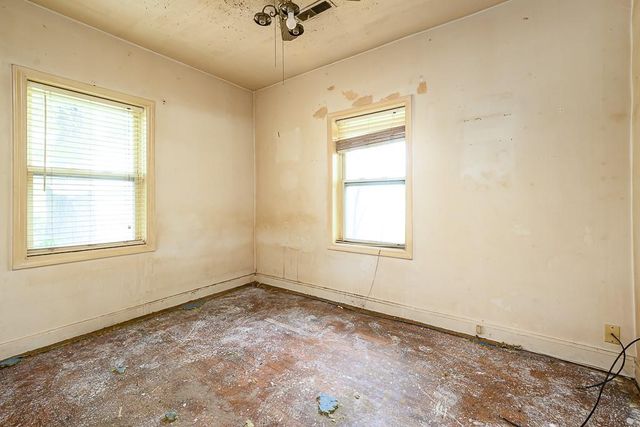 104 E 8th Street, Tonganoxie, KS 66086
