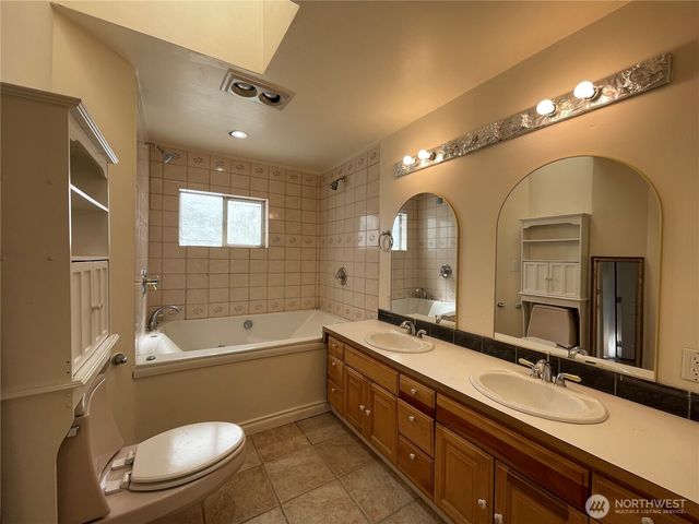 13729 Stone Avenue N, Seattle, WA 98133
