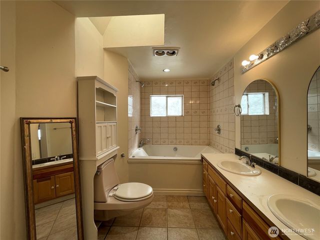 13729 Stone Avenue N, Seattle, WA 98133