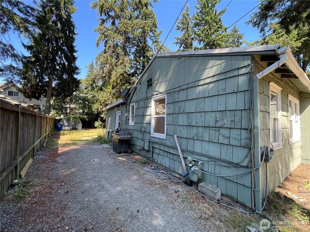 13729 Stone Avenue N, Seattle, WA 98133
