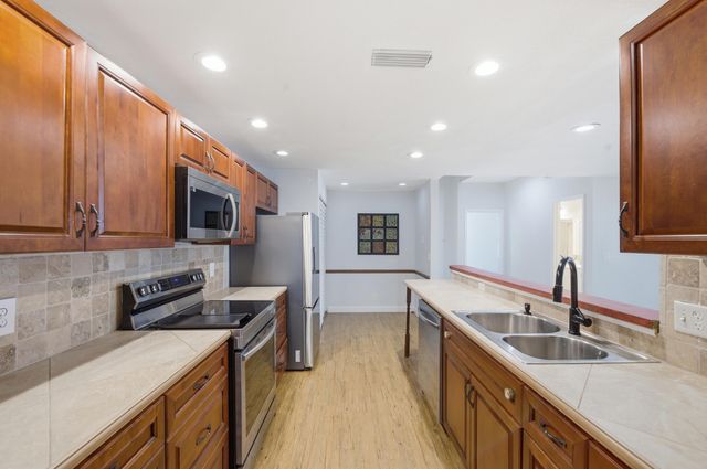 1097 NW 98th Terrace 110, Pembroke Pines, FL 33024