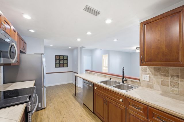 1097 NW 98th Terrace 110, Pembroke Pines, FL 33024