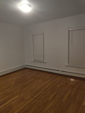 53 7th St 1, Lowell, MA 01850