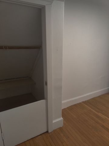 53 7th St 1, Lowell, MA 01850