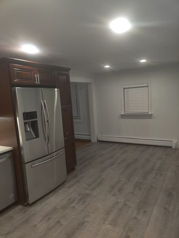 53 7th St 1, Lowell, MA 01850