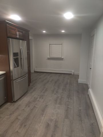 53 7th St 1, Lowell, MA 01850