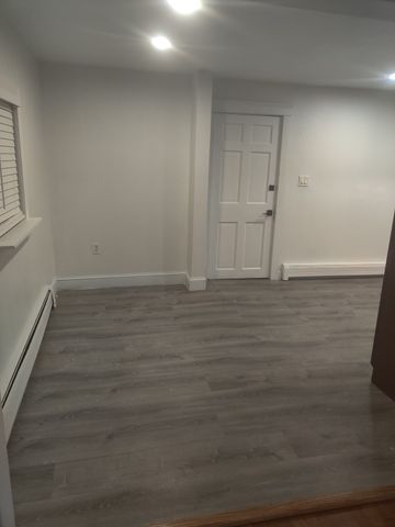 53 7th St 1, Lowell, MA 01850