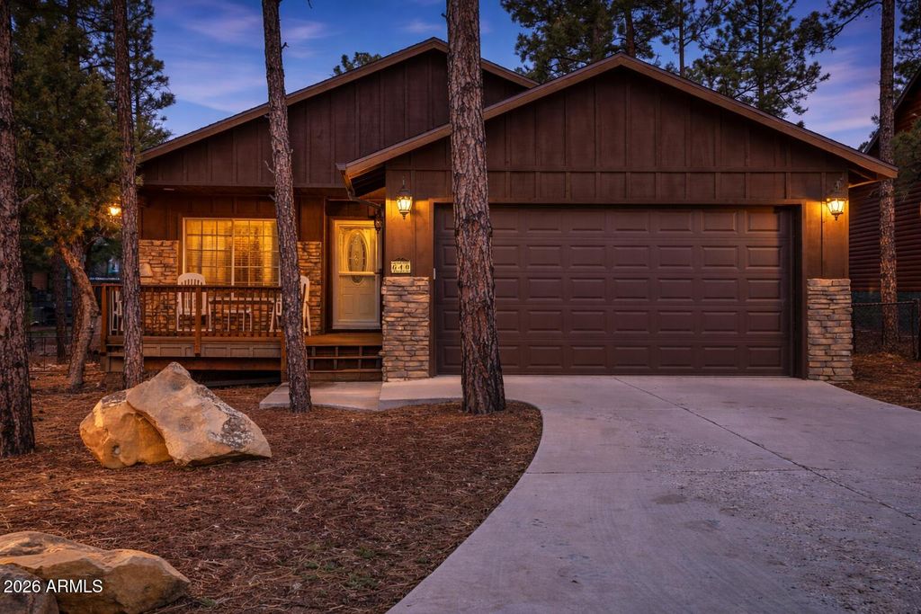Image 1 of property listing at 640 S MOUNTAIN PINES Avenue, Show Low, AZ 85901