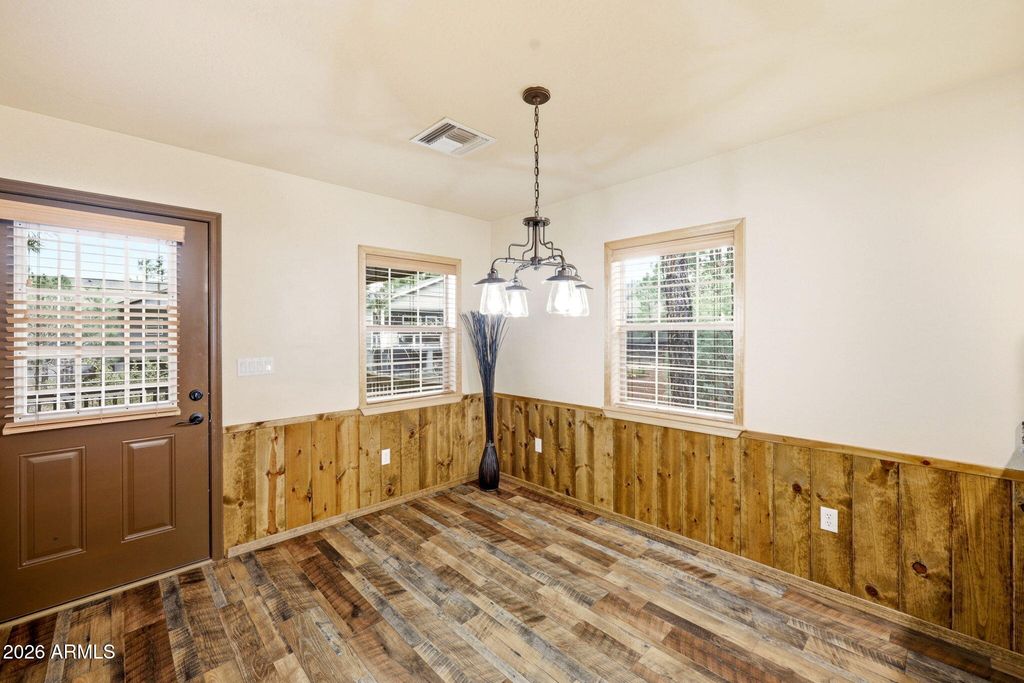 Image 10 of property listing at 640 S MOUNTAIN PINES Avenue, Show Low, AZ 85901