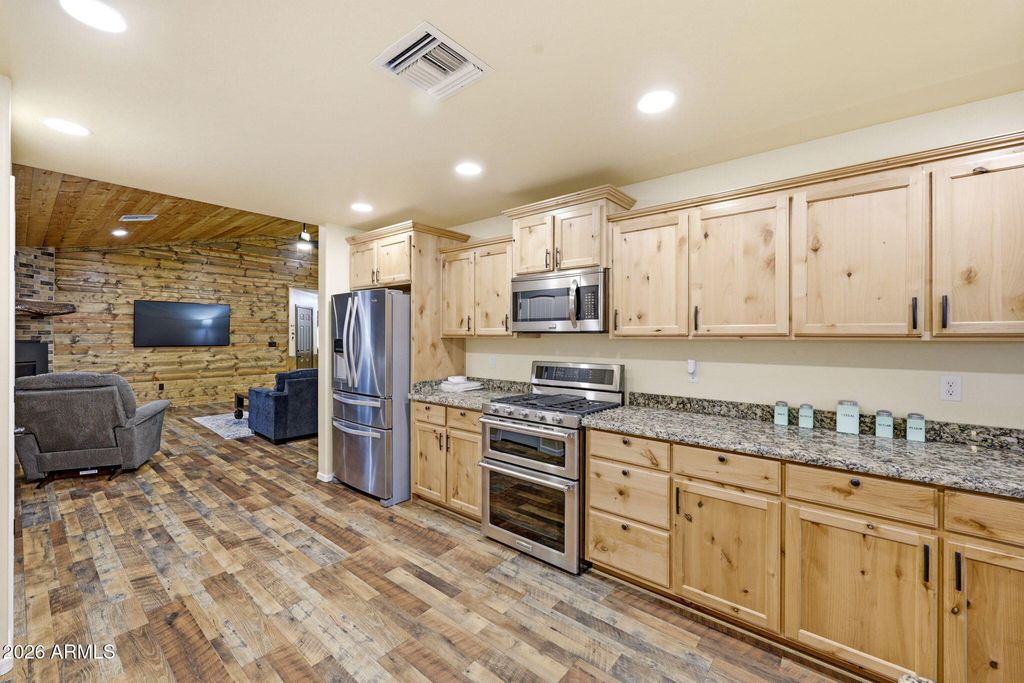 Image 11 of property listing at 640 S MOUNTAIN PINES Avenue, Show Low, AZ 85901