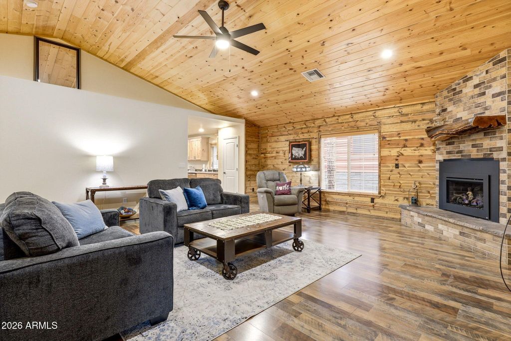Image 5 of property listing at 640 S MOUNTAIN PINES Avenue, Show Low, AZ 85901