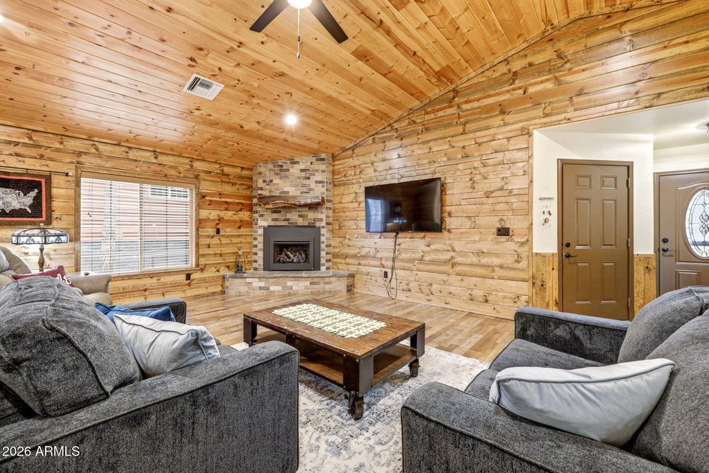 Image 6 of property listing at 640 S MOUNTAIN PINES Avenue, Show Low, AZ 85901