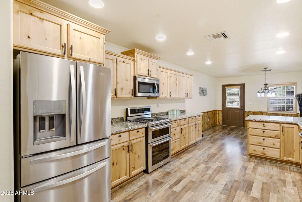 Image 8 of property listing at 640 S MOUNTAIN PINES Avenue, Show Low, AZ 85901