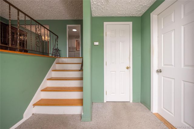 23 Lark Street, Pearl River, NY 10965