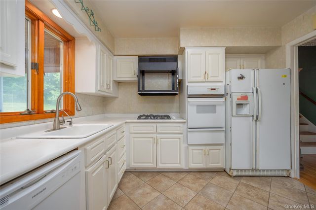 23 Lark Street, Pearl River, NY 10965