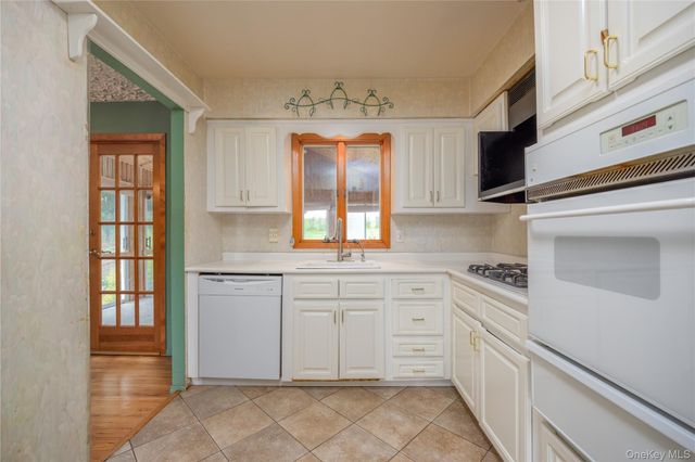 23 Lark Street, Pearl River, NY 10965