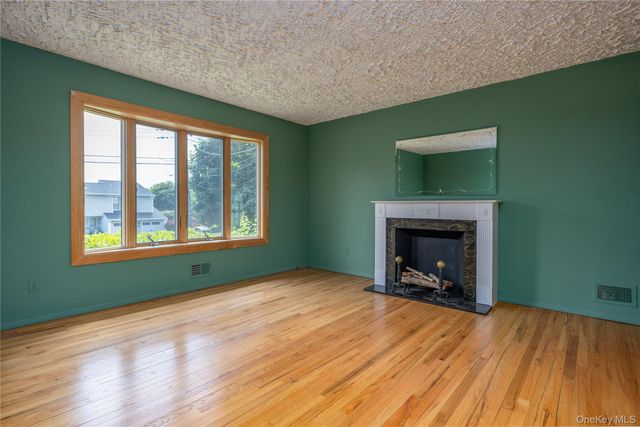 23 Lark Street, Pearl River, NY 10965