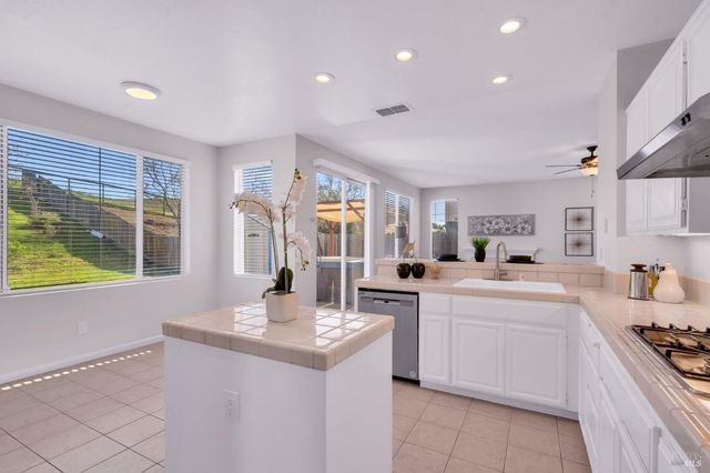 1014 Sandhurst Dr, Vallejo, CA 94591