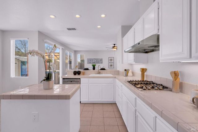 1014 Sandhurst Dr, Vallejo, CA 94591