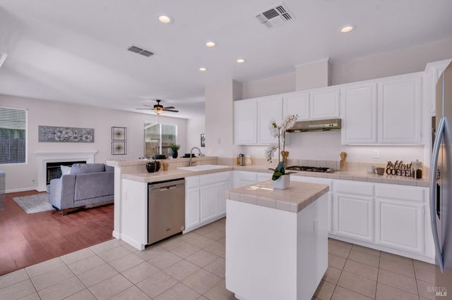 1014 Sandhurst Dr, Vallejo, CA 94591