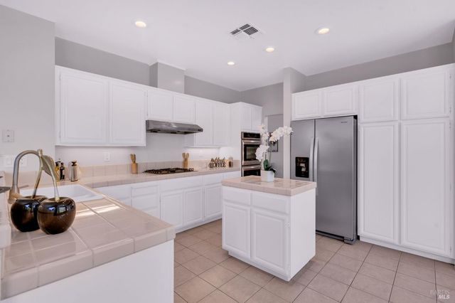 1014 Sandhurst Dr, Vallejo, CA 94591