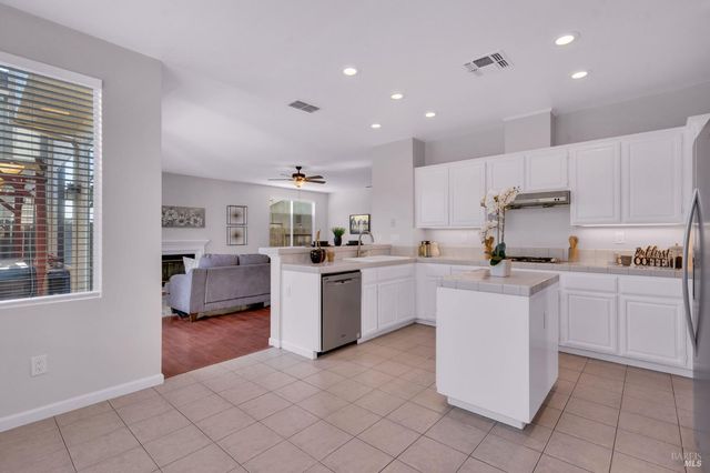 1014 Sandhurst Dr, Vallejo, CA 94591