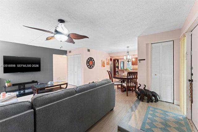 64 Wimbledon Lake Dr 64, Plantation, FL 33324