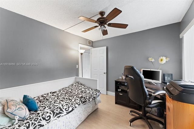 64 Wimbledon Lake Dr 64, Plantation, FL 33324