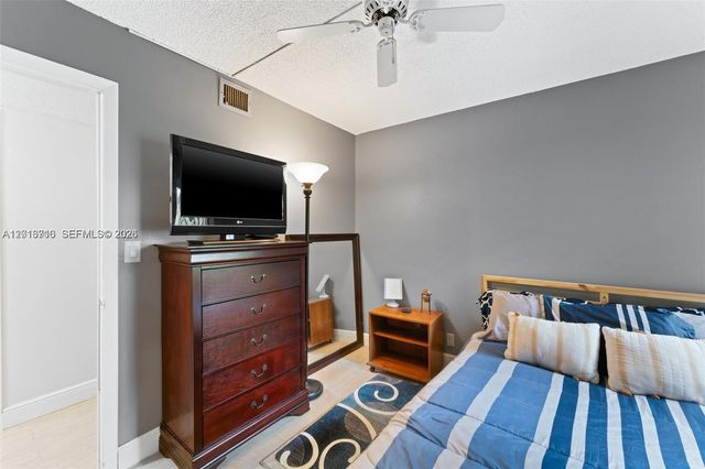 64 Wimbledon Lake Dr 64, Plantation, FL 33324