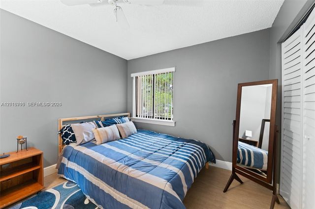 64 Wimbledon Lake Dr 64, Plantation, FL 33324