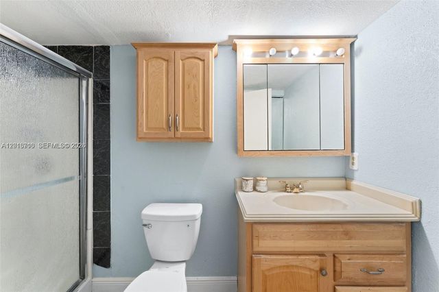 64 Wimbledon Lake Dr 64, Plantation, FL 33324