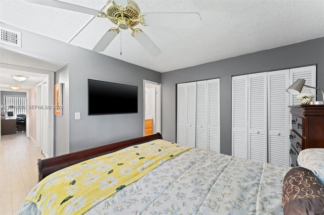 64 Wimbledon Lake Dr 64, Plantation, FL 33324