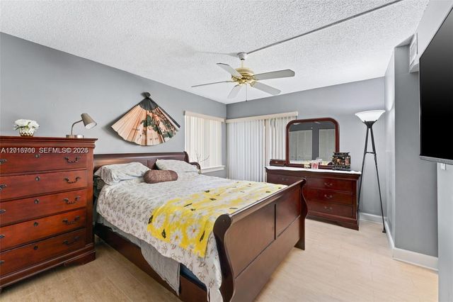 64 Wimbledon Lake Dr 64, Plantation, FL 33324