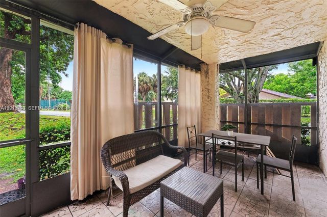 64 Wimbledon Lake Dr 64, Plantation, FL 33324