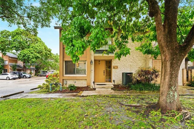 64 Wimbledon Lake Dr 64, Plantation, FL 33324