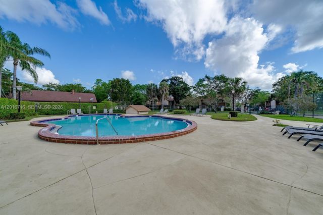 64 Wimbledon Lake Dr 64, Plantation, FL 33324