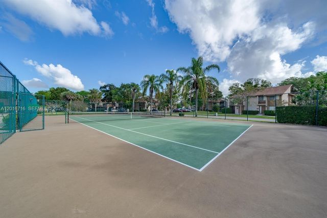 64 Wimbledon Lake Dr 64, Plantation, FL 33324