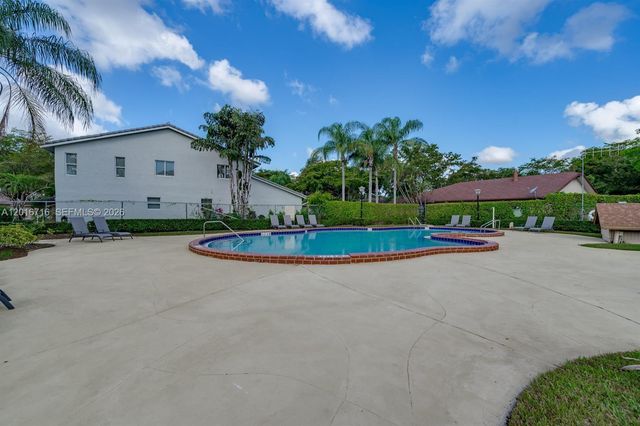 64 Wimbledon Lake Dr 64, Plantation, FL 33324