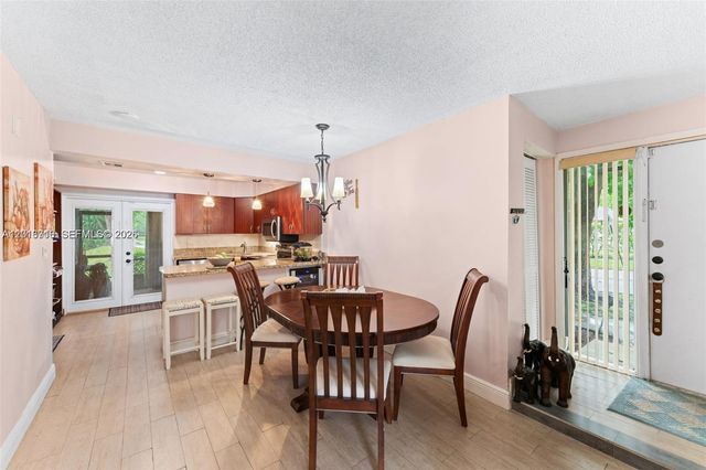 64 Wimbledon Lake Dr 64, Plantation, FL 33324