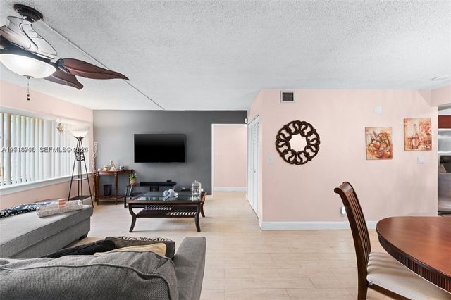 64 Wimbledon Lake Dr 64, Plantation, FL 33324