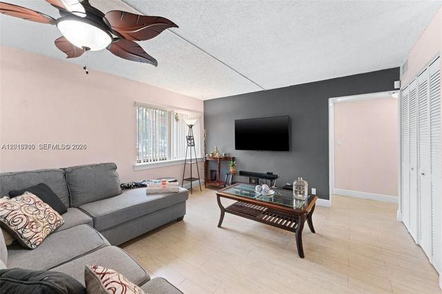64 Wimbledon Lake Dr 64, Plantation, FL 33324