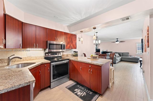 64 Wimbledon Lake Dr 64, Plantation, FL 33324