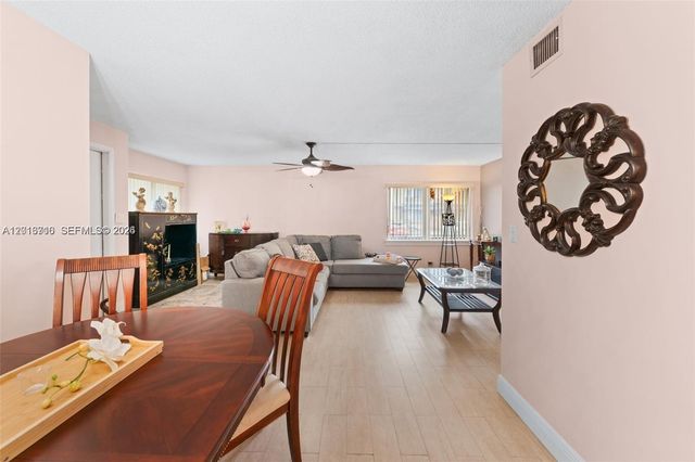 64 Wimbledon Lake Dr 64, Plantation, FL 33324