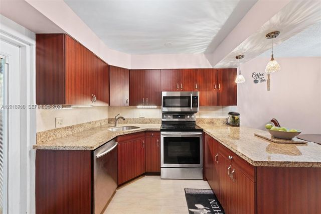 64 Wimbledon Lake Dr 64, Plantation, FL 33324
