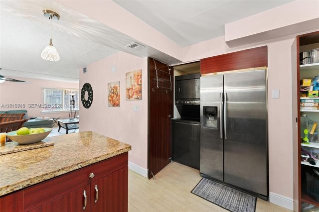64 Wimbledon Lake Dr 64, Plantation, FL 33324