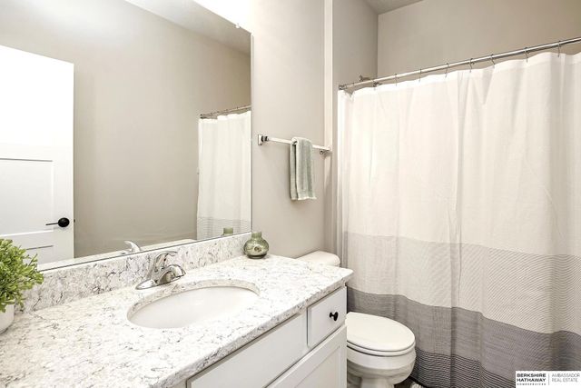 4905 N 180th Avenue, Elkhorn, NE 68022