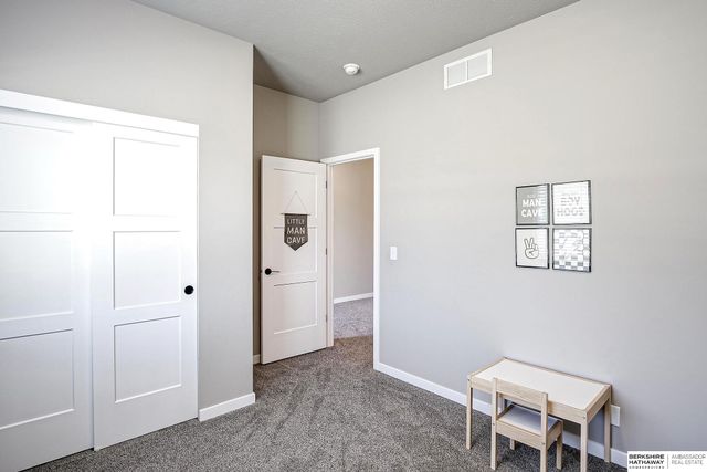 4905 N 180th Avenue, Elkhorn, NE 68022